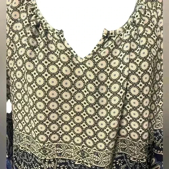 Top by Dressbarn with elastic at wristbands. Shades of blues. Size 3X - Picture 3 of 8